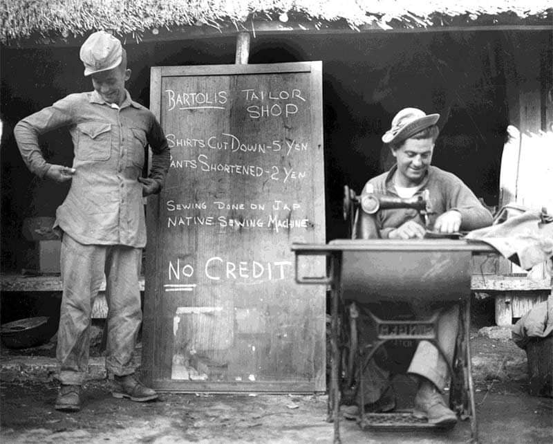 Dva vojáci v šicí dílně za druhé světové války.