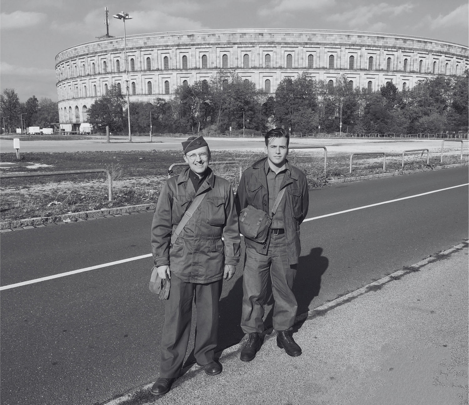 Dva muži stojící u cesty v německém Norimberku.